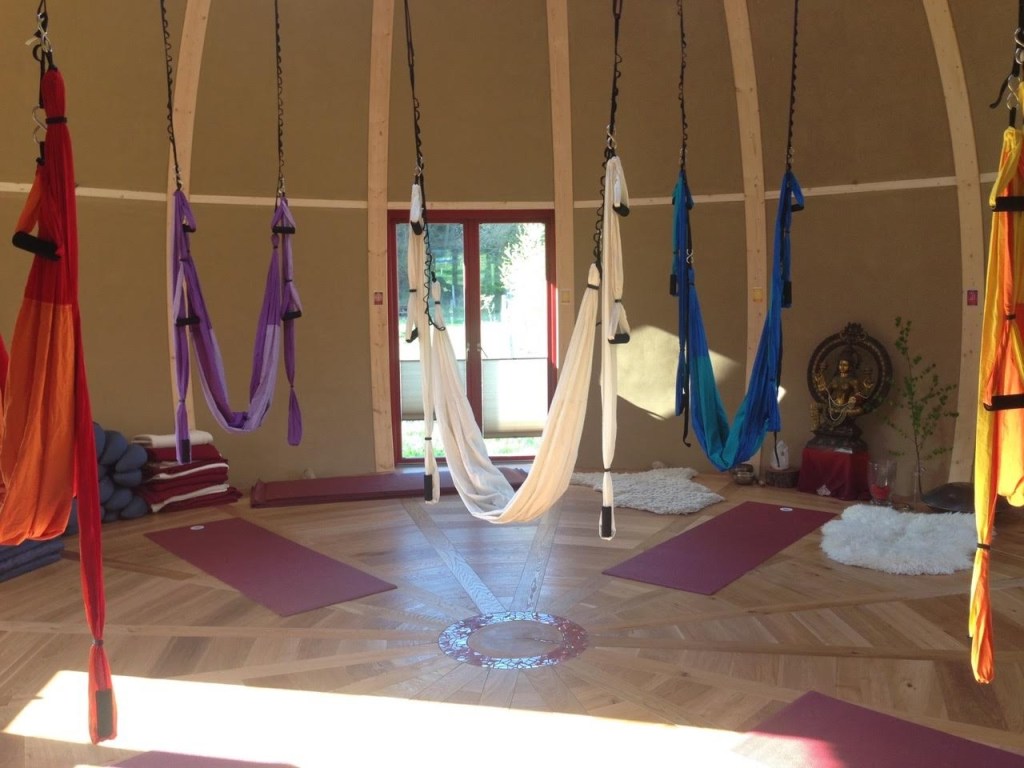 Die Yoga-Übung mit dem&nbsp;Tuch